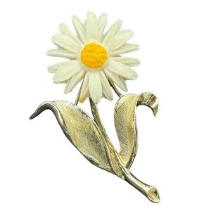 Vintage Sarah Coventry Daisy Brooch Pin Signed Gold Tone Flower Light N Bright